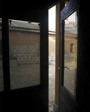 albergue peregrinos proyecto puertas ventanas onyx solar