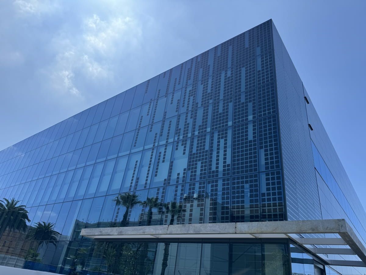 Genentech curtain wall featuring crystalline silicon technology photovoltaic glass by Onyx Solar