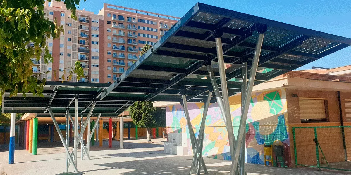 Side view of Santiago Grisolia School canopy featuring Crystalline Silicon Photovoltaic Technology Glass by Onyx Solar