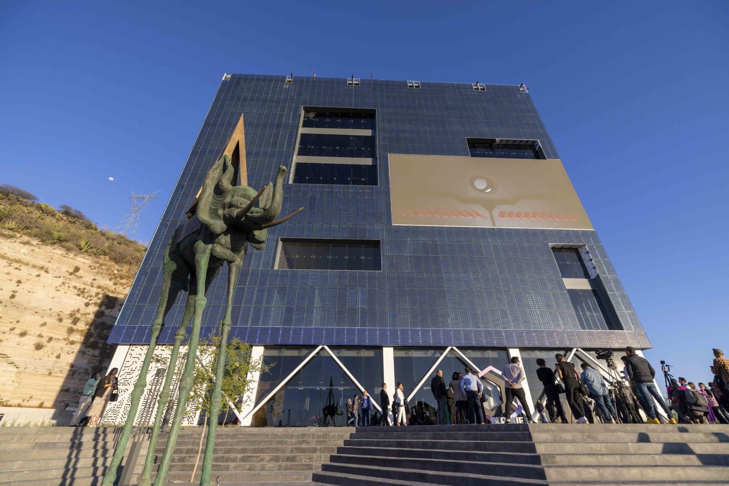 Overview of Bloque façade incorporating Crystalline Silicon Photovoltaic Technology Glass by Onyx Solar 