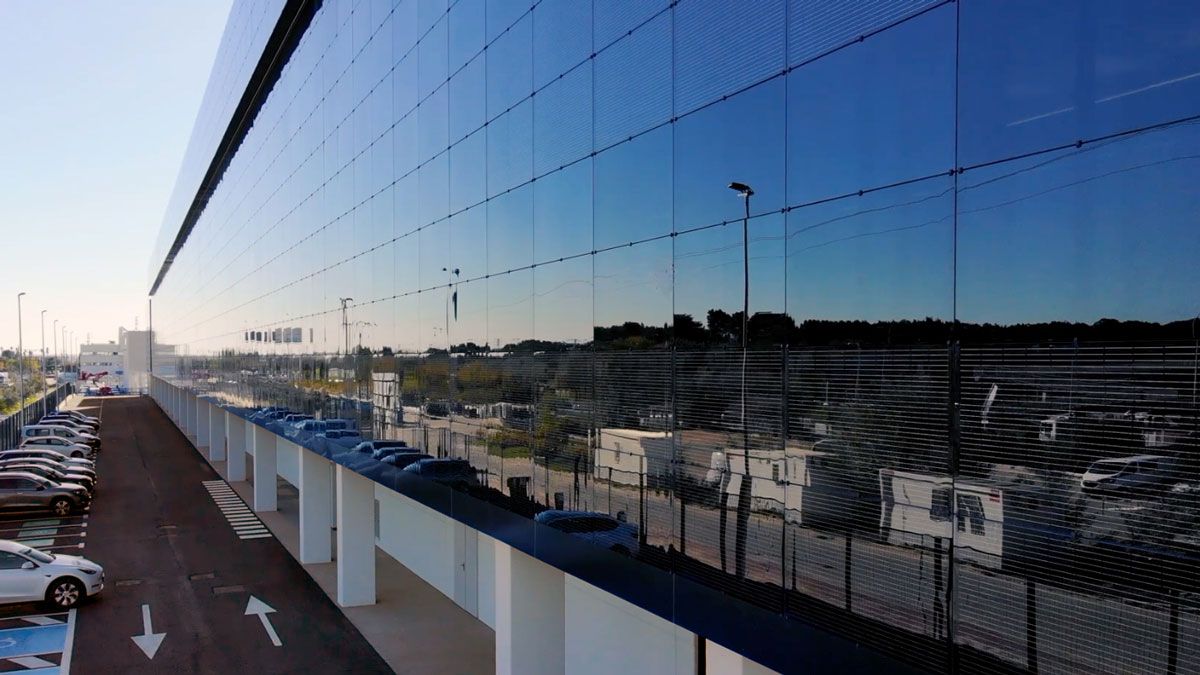 Detail of Madrid Data Center Façade incorporating Crystalline Silicon Photovoltaic Technology Glass by Onyx Solar 