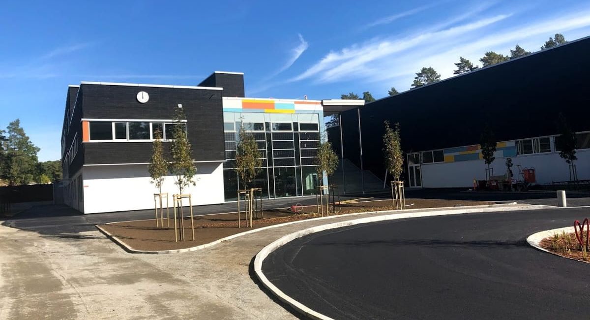 Outside view of Kringsja Skole façade incorporating Crystalline Silicon Photovoltaic Technology Glass by Onyx Solar 